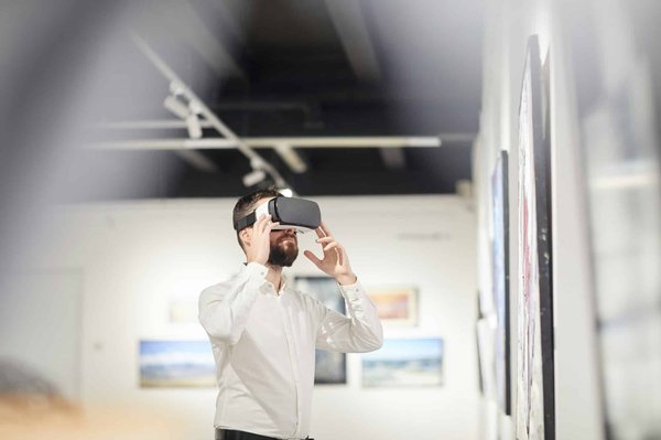 How Can UK Art Schools Leverage Virtual Reality in Art Education?